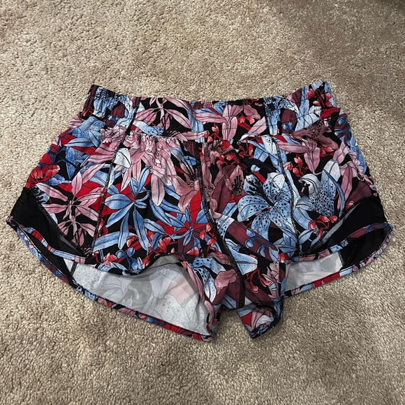 Lululemon hotty hot short size 6 - Picture 5 of 5